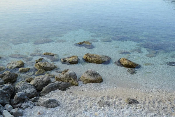 Agua Clara Del Mar Ioniano Con Grandes Piedras Orilla — Foto de Stock