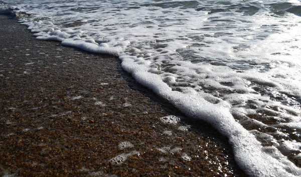 Krásná Vodní Scenérie Drtivých Vln Písečné Pláži Nea Vrasna Egeanského — Stock fotografie
