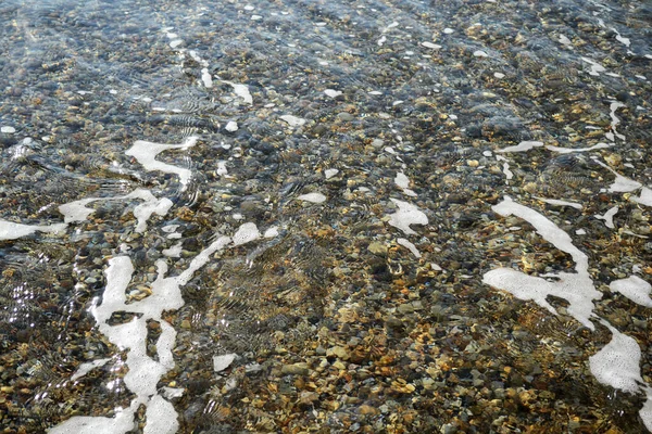 Suyun Altındaki Çakıl Taşları Güneş Işığı Deniz Köpüğüyle — Stok fotoğraf