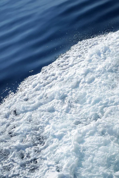 渡口滑流中的垂直泡沫海 — 图库照片