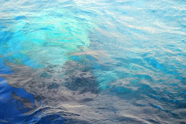 Güneş Işığındaki Yon Deniz Suyunun Güzel Rengi — Stok fotoğraf