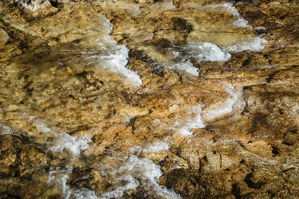 均一な石のベッドと明確な山の川の表面 — ストック写真