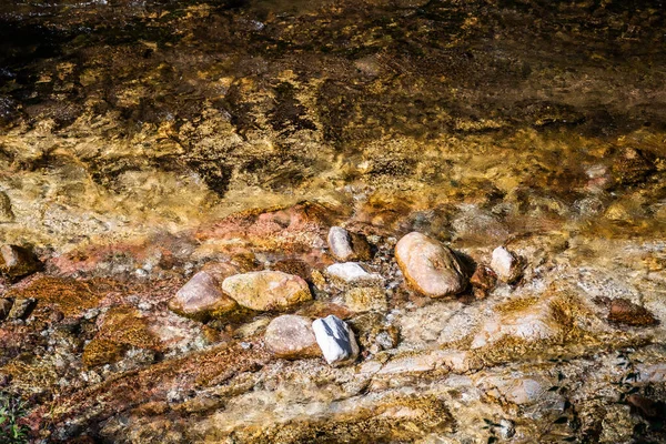 Oberfläche Eines Klaren Gebirgsflusses Mit Gleichmäßigem Steinbett — Stockfoto