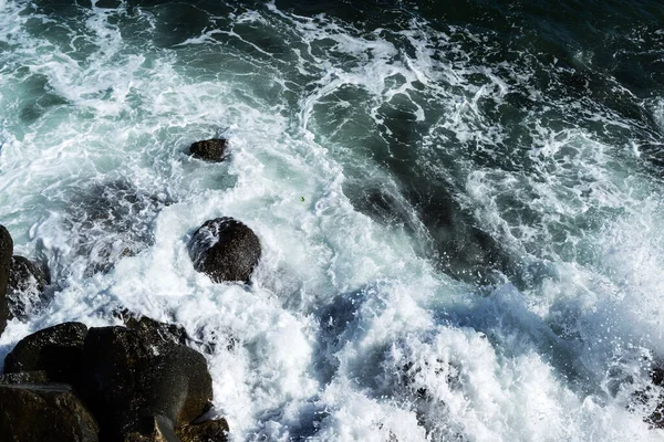 Deniz Dalgaları Kayalıklara Deniz Köpüğüne Çarpıyor Karadeniz Köstence Romanya — Stok fotoğraf
