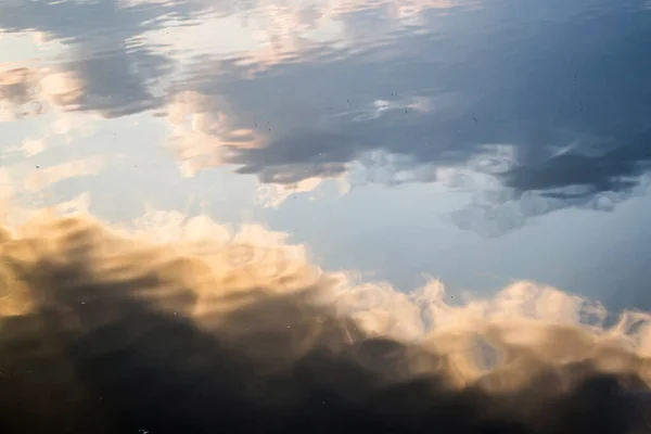 Вода Фон Небо Отражается Закатом Облаками Градиент — стоковое фото