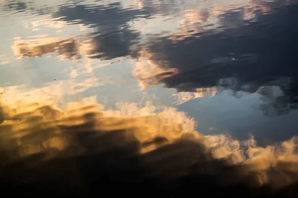 Fondo Agua Donde Cielo Refleja Con Puesta Del Sol Las — Foto de Stock