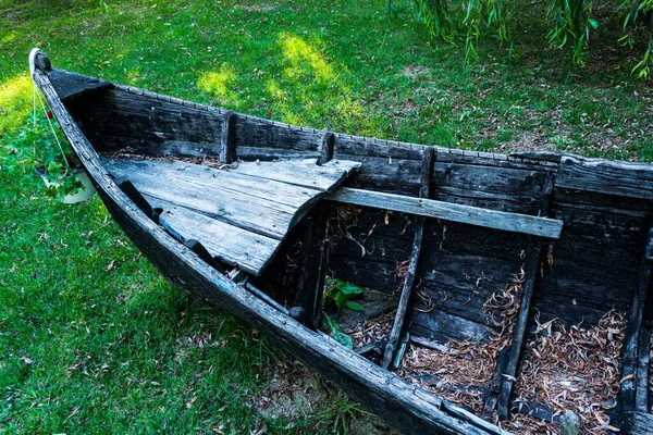 花园里的旧木船 就像装饰过的东西 — 图库照片