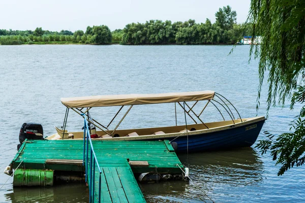 Danube Delta Romania 2019年8月15日 多瑙河三角洲美丽的风景 在海岸线航行的船只 — 图库照片