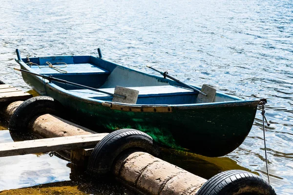 小船停泊在岸边 罗马尼亚Apuseni山区Belis Fantanele湖 — 图库照片
