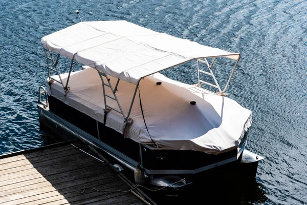 Båten Förtöjd Vid Stranden Belis Fantanele Sjö Apuseni Berg Rumänien — Stockfoto