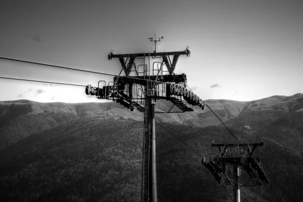 Schwarz Weiß Foto Einer Seilbahnsäule Den Bergen — Stockfoto