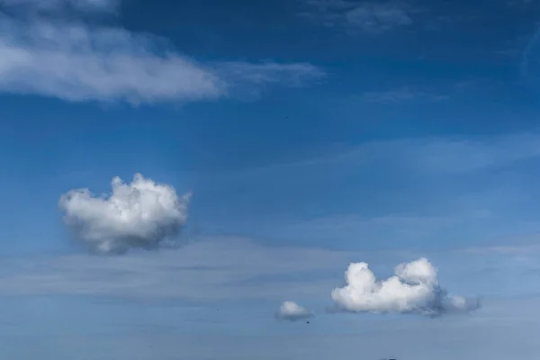Пушистые Белые Облака Красивом Голубом Небе — стоковое фото