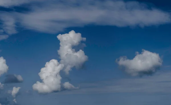 Пушистые Белые Облака Красивом Голубом Небе — стоковое фото