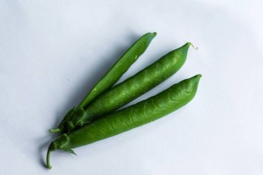 İzole edilmiş beyaz arkaplanda bezelye kabukları.