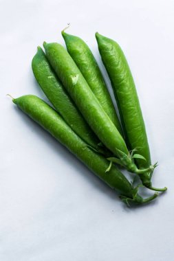 İzole edilmiş beyaz arkaplanda bezelye kabukları.