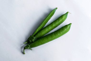 İzole edilmiş beyaz arkaplanda bezelye kabukları.
