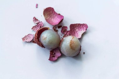 Beyaz ve izole bir arkaplanda olgun litchi.