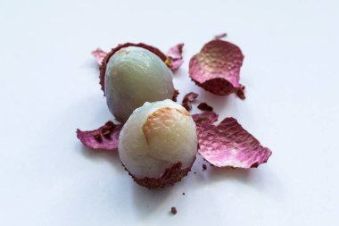 Beyaz ve izole bir arkaplanda olgun litchi.