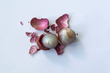 Beyaz ve izole bir arkaplanda olgun litchi.