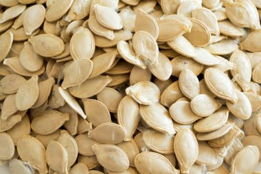 Sağlıklı ve lezzetli balkabağı tohumlarını yakın. 