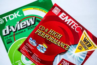 BUCHAREST, ROMANIA - Nisan 02, 2020: CD, DVD, CD için EMTEC ve TDK kağıt etiketleri.