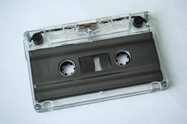 Beyaz arkaplanda izole edilmiş eski ses kaydı.