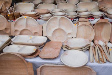 BUCHAREST, ROMANIA - 9 Aralık 2018: Bükreş 'teki Noel pazarında kırsal mutfak aksesuarları.