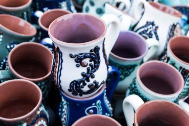 BUCHAREST, ROMANIA - 9 Aralık 2018: Bükreş Noel pazarında seramik nesneler.