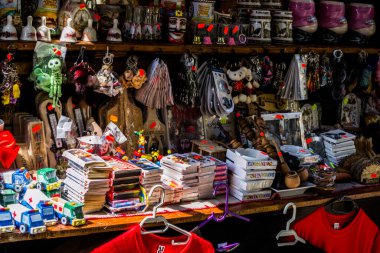 SIGHISOARA, ROMANIA - 17 Haziran 2019: Sighisoara, Drakula şehrindeki hediyelik eşya dükkanı.