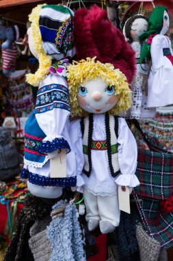 BUCHAREST, ROMANIA - 9 Aralık 2018: Bükreş 'teki Noel fuarında geleneksel Romanya limanında oyuncak bebekler sergilendi.