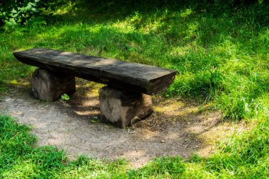 Bahçedeki taşra bankı.