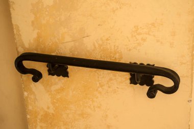 Sarı bir duvara demir parmaklık döşedim..