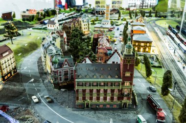 Oyuncak demiryolu planının, binaların, insanların, ambulansların ve şehrin tüm sistemlerinin makro görüntüsü.