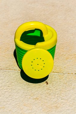 Su kovası, çocuklar için oyuncak, izole edilmiş oyuncak.. 