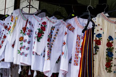 Romanya 'nın Bükreş kentindeki Dimitre Gusti Köy Müzesi' nin geleneksel mavi penceresi.