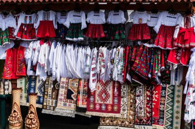 Romanya 'nın Bükreş kentindeki Dimitre Gusti Köy Müzesi' nin geleneksel mavi penceresi.