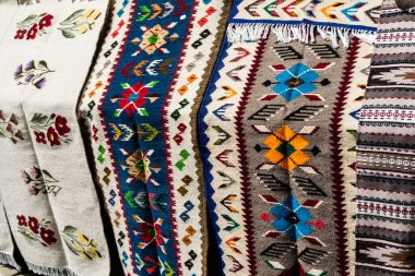 MANASTIREA HUMOR, SUCEAVA, ROMANIA - 19 Haziran 2019: Romanya 'nın kuzeydoğusundaki Bucovina kentinden geleneksel motiflere sahip halı.