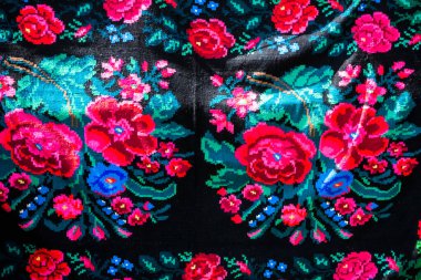 MANASTIREA HUMOR, SUCEAVA, ROMANIA - 19 Haziran 2019: Romanya 'nın kuzeydoğusundaki Bucovina kentinden geleneksel motiflere sahip halı.