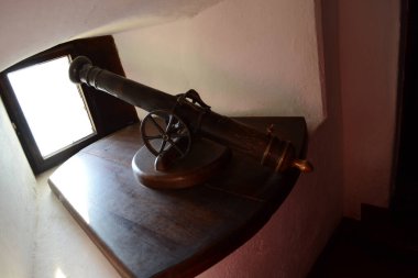 BRAN, ROMANIA - HAZİRAN 01, 2017: Ortaçağ şatosunda top ateşleme pozisyonu