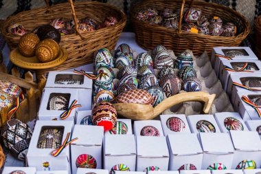 VORONET, ROMANIA - 19 Haziran 2019: Bucovina bölgesinde geleneksel motiflerle boyanmış Paskalya yumurtaları.