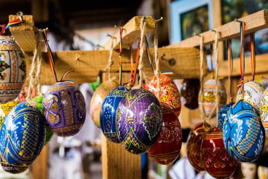 VORONET, ROMANIA - 19 Haziran 2019: Bucovina bölgesinde geleneksel motiflerle boyanmış Paskalya yumurtaları.