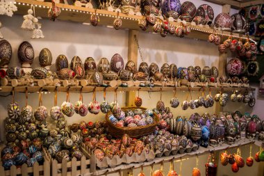 VORONET, ROMANIA - 19 Haziran 2019: Bucovina bölgesinde geleneksel motiflerle boyanmış Paskalya yumurtaları.