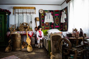 VORONET, ROMANIA - 19 Haziran 2019: Suceava ilçesinde birçok folklor motifli geleneksel Romanya odası.