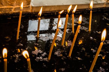 Ortodoks ya da katoliklerde ölü ya da diri insanlar için mum yakmak.