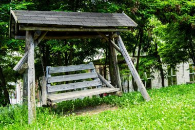 Bahçedeki taşralı sallanan sandalye.
