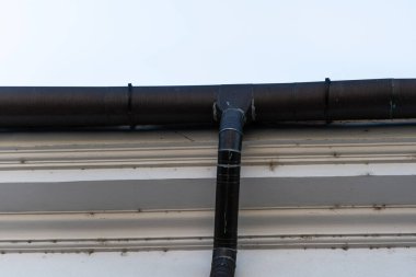 Evin bir parçası. Dış beyaz duvar. Kahverengi yağmur oluğu sistemi var..