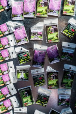 HUNEDOARA, ROMANIA - 1 Ağustos 2021: Banpotoc 'tan I Giardini di Zoe ile birlikte satılık hatıra mıknatısları.