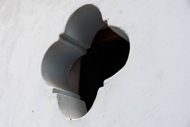 Duvarda çapraz pencere şekli.