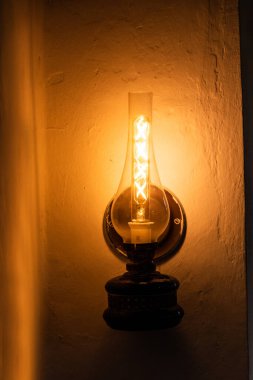Elektrik lambasına dönüştürülmüş antik yağ duvarı lambası..