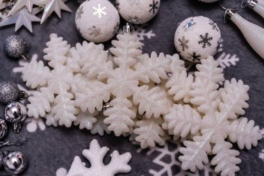 Gümüş ve beyaz Noel süslemeleri.